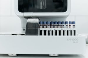 دستگاه Real-Time PCR در حال انجام تست‌های ژنتیکی سرطان